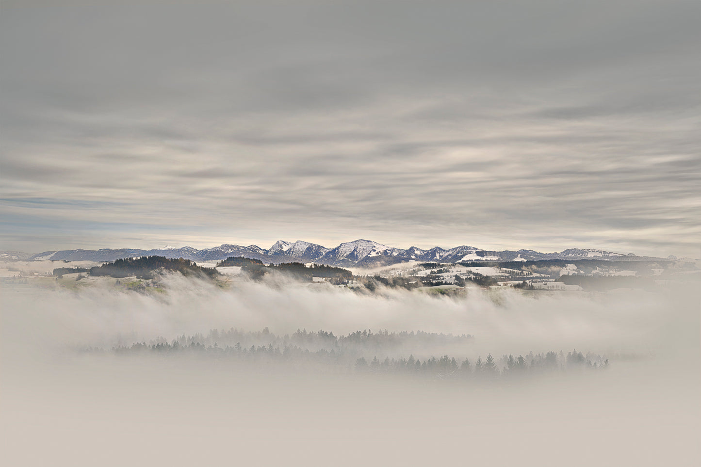 LN320045 Panorama Nagelfluhkette mit Nebel